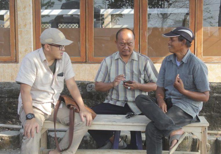 Mendengarkan